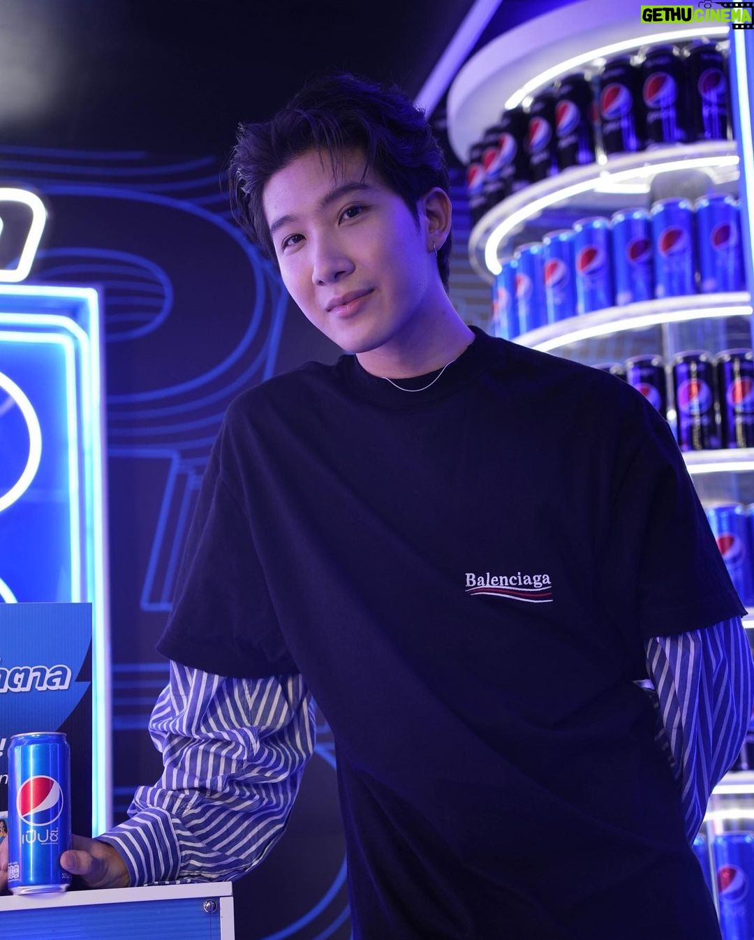 Thanawat Ratanakitpaisan Instagram - ไปซ่าคนเดียวก็กลัวเหงา เลยชวนเพื่อนรักไปซ่าด้วยที่งาน #siammusicfest2022 💙🖤 เป็นการซ่าทิ้งท้ายปีที่สนุกสุดตัวมากครับ #เป๊ปซี่ชวนกันไปซ่า