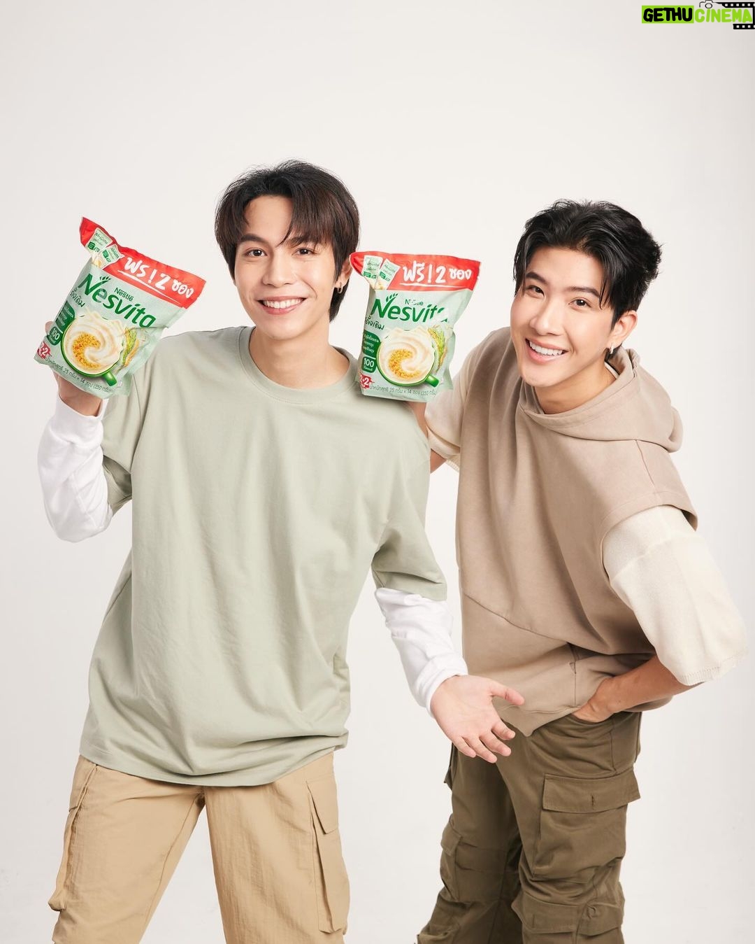 Thanawat Ratanakitpaisan Instagram - กิจกรรม “Nesvita Friends พา Fun” เค้าให้คิดไม่เกิน 3 พยางค์ 🌾 แต่สิ่งที่ข้าวตังอยากพูดกับเพื่อนๆ มีประมาณหลายร้อยพยางค์ เพราะฉะนั้น มาร่วมสนุกกันนะ จะได้มาเจอกัน 🥰 👉 กติกาการร่วมสนุก 1. เพียงซื้อผลิตภัณฑ์ Nesvita รสชาติใด ขนาดใดก็ได้จากร้านค้า (ที่ออกใบกำกับภาษีได้) ตั้งแต่ 299 บาทขึ้นไปต่อใบเสร็จ (ยอดสุทธิหลังหักส่วนลดทั้งหมด) ในช่วงระยะเวลากิจกรรม แล้ว เรียงซอง Nesvita เป็น "คำสั้นๆ" ไม่เกิน 3 พยางค์ ที่สื่อถึงความเป็น Nesvita เช่น NVT , NATURAL หรือ หอม เป็นต้น� 2. ถ่ายภาพโพสต์ลง X (Twitter) หรือ Instagram หรือ Facebook ของตัวเอง เปิดโพสต์ที่ร่วมสนุกเป็นสาธารณะ พร้อมเขียนแคปชั่น "คุณอยากเลือก Nesvita รสชาติไหน ให้ใครใน Only Friends ชงให้ทาน เพราะอะไร" และติด hashtag #NesvitaFriendsพาFun� 3. ลงทะเบียน Google Form พร้อมอัปโหลดใบเสร็จ และแนบ Link โพสต์ที่คุณร่วมกิจกรรมในช่วงระยะเวลากิจกรรม >> https://ibit.ly/orKhA 💚 20 ผู้โชคดีที่ทำถูกต้องตามกติกา และเขียนข้อความได้ประทับใจกรรมการที่สุด จะได้มา Have Fun กับกิจกรรมสุด Active ไปพร้อมพวกเราทั้ง 6 คน ในวันที่ 18 พ.ย. 66 🔺ร่วมสนุกได้ตั้งแต่วันที่ 9 ต.ค. 66 – 9 พ.ย. 66 🔺ประกาศรายชื่อผู้โชคดี 20 ท่าน ในวันที่ 14 พ.ย. 66 ทาง X (Twitter), Instagram และ Facebook ของ GMMTV 🔺 ดูรายละเอียดการร่วมกิจกรรมต่อกันได้เลยที่ >> https://bit.ly/3tlKGFr #NesvitaFriendsพาFun� #GMMTV