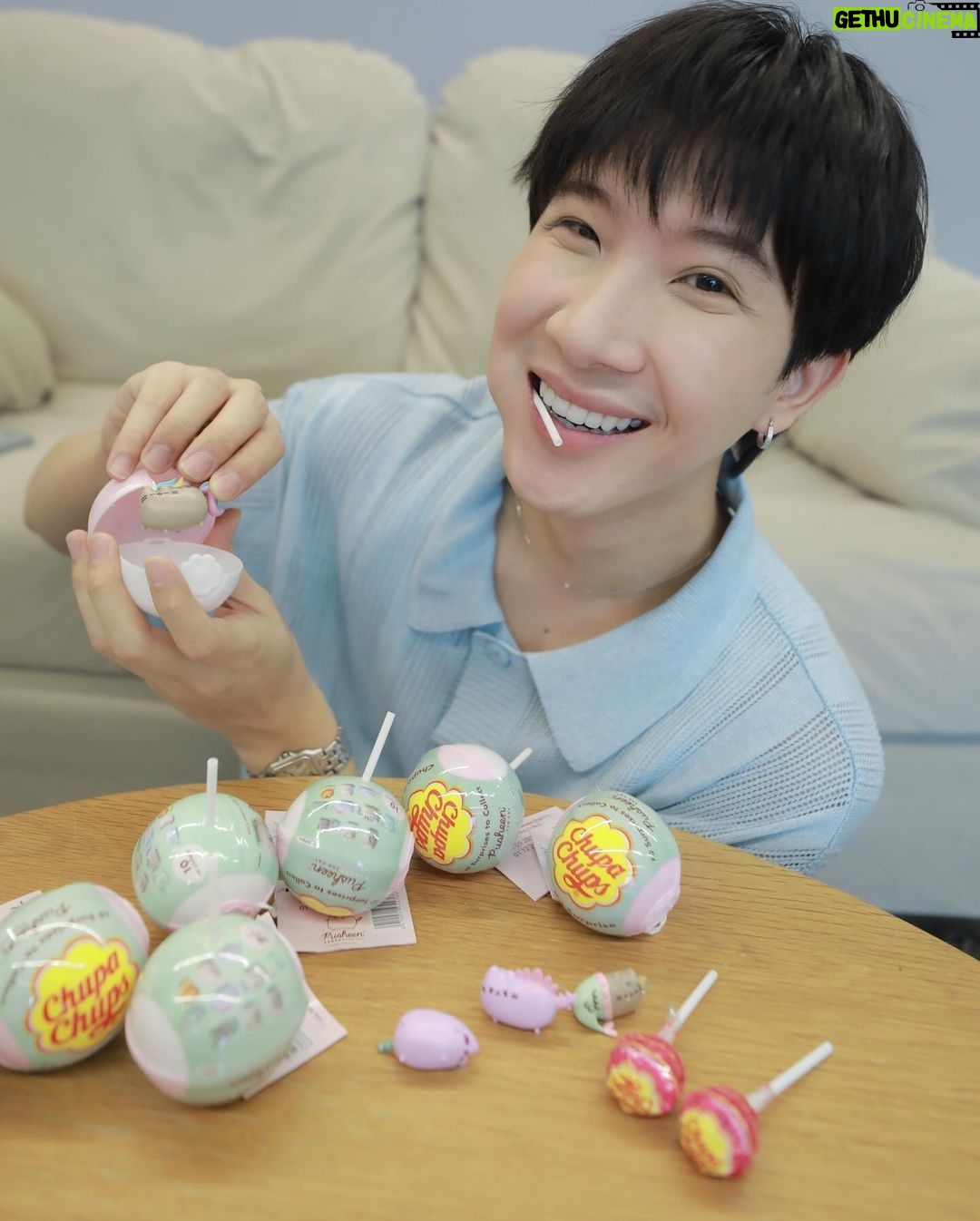 Thanawat Ratanakitpaisan Instagram - ถูกใจทาสแมวแบบผมมากๆ ครับ 😍 กับ Chupa Chups เจ้าเหมียว Pusheen แมวกลม หูหางสั้น ที่ตกใครหลายๆ คนให้หลงรัก 😻 รอบนี้มาพร้อมกับ Chupa Chups อมยิ้มสุดคลาสสิกที่ใคร ๆ ก็ชอบกิน…เจ้าเหมียวทั้งน่ารัก น่ากอดขนาดนี้ใครจะอดใจไหวหละครับ ทาสแมวอย่างผมต้องมาจัดด่วนเลย ใครมีครบแล้วมาอวดกันหน่อยน้าส่วนใครที่ยังไม่มี สามารถไปหาซื้อ แล้วมาลุ้นตัวฟิกเกอร์กันได้ ที่ร้านร้านค้าชั้นนำทั่วไป ราคาชิ้นละ 49 บาท เอง ของมันต้องมี รีบสะสมให้ครบนะครับ 👍🏻 #ChupaChups #Pusheen