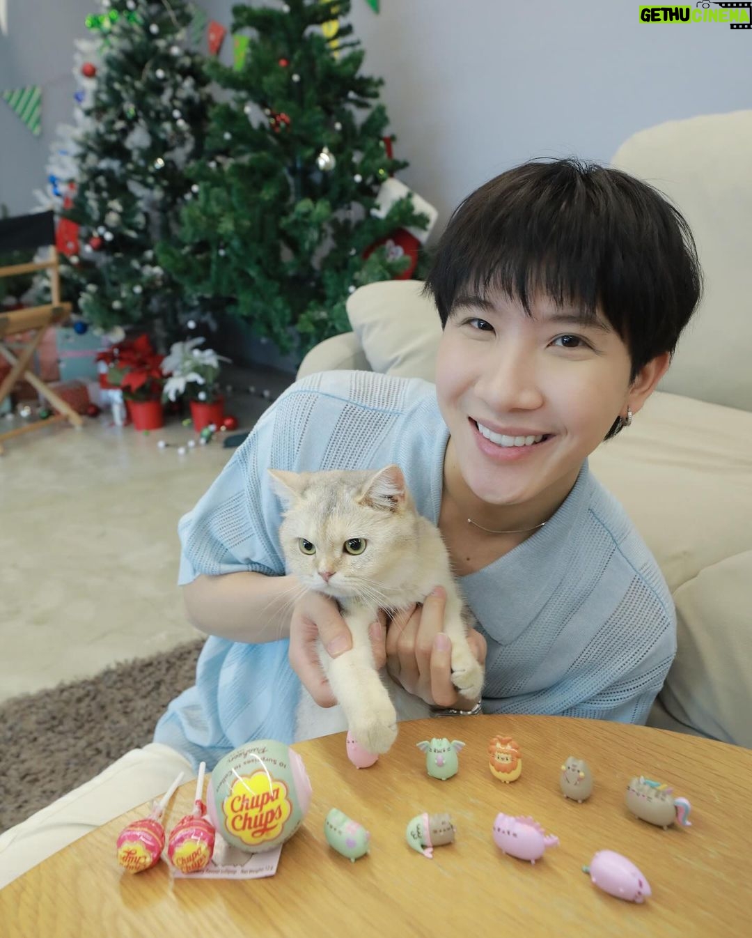 Thanawat Ratanakitpaisan Instagram - ถูกใจทาสแมวแบบผมมากๆ ครับ 😍 กับ Chupa Chups เจ้าเหมียว Pusheen แมวกลม หูหางสั้น ที่ตกใครหลายๆ คนให้หลงรัก 😻 รอบนี้มาพร้อมกับ Chupa Chups อมยิ้มสุดคลาสสิกที่ใคร ๆ ก็ชอบกิน…เจ้าเหมียวทั้งน่ารัก น่ากอดขนาดนี้ใครจะอดใจไหวหละครับ ทาสแมวอย่างผมต้องมาจัดด่วนเลย ใครมีครบแล้วมาอวดกันหน่อยน้าส่วนใครที่ยังไม่มี สามารถไปหาซื้อ แล้วมาลุ้นตัวฟิกเกอร์กันได้ ที่ร้านร้านค้าชั้นนำทั่วไป ราคาชิ้นละ 49 บาท เอง ของมันต้องมี รีบสะสมให้ครบนะครับ 👍🏻 #ChupaChups #Pusheen