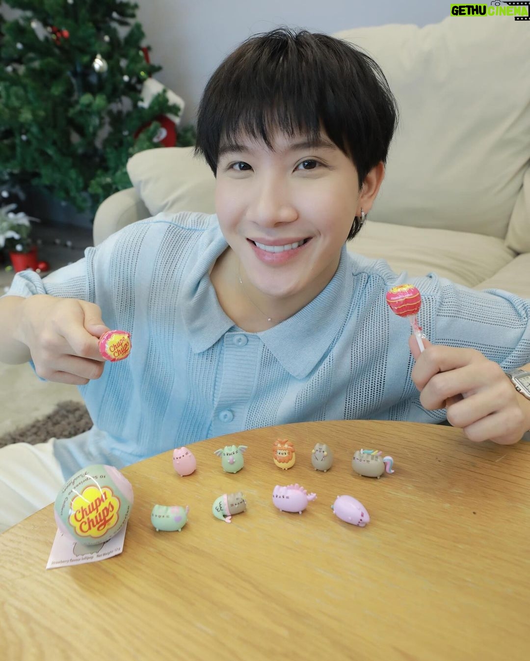 Thanawat Ratanakitpaisan Instagram - ถูกใจทาสแมวแบบผมมากๆ ครับ 😍 กับ Chupa Chups เจ้าเหมียว Pusheen แมวกลม หูหางสั้น ที่ตกใครหลายๆ คนให้หลงรัก 😻 รอบนี้มาพร้อมกับ Chupa Chups อมยิ้มสุดคลาสสิกที่ใคร ๆ ก็ชอบกิน…เจ้าเหมียวทั้งน่ารัก น่ากอดขนาดนี้ใครจะอดใจไหวหละครับ ทาสแมวอย่างผมต้องมาจัดด่วนเลย ใครมีครบแล้วมาอวดกันหน่อยน้าส่วนใครที่ยังไม่มี สามารถไปหาซื้อ แล้วมาลุ้นตัวฟิกเกอร์กันได้ ที่ร้านร้านค้าชั้นนำทั่วไป ราคาชิ้นละ 49 บาท เอง ของมันต้องมี รีบสะสมให้ครบนะครับ 👍🏻 #ChupaChups #Pusheen