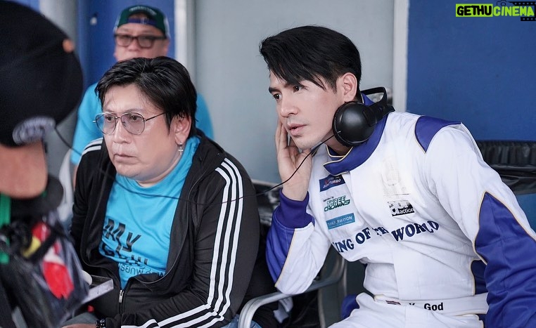 Thanawat Wattanaputi Instagram - ขอบคุณ Transformation films เเละพี่ใหม่ ภวัต นะคับ ที่มอบ บทบาทที่ดีเเละมองเห็นงานศิลปะ ของผม ทำงานสนุกมาก หนังออกมาสนุก เเละเก็บรายละเอียดของนักเเสดงทุกคนออกมาดี ขอบคุณครับ #เฮ้ยลูกเพ่นี่ลูกพ่อ 🥰🥳😘
