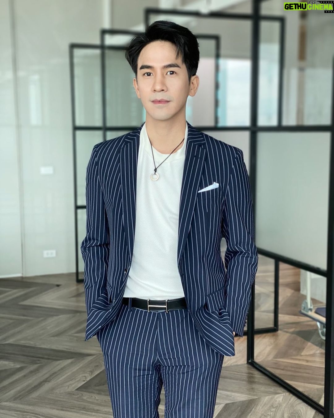 Thanawat Wattanaputi Instagram - จะอัพรูปทั้งที หาเเคปชั่นยาก พอๆกับหาเเฟนเลย... ผ่าม!!! 😂