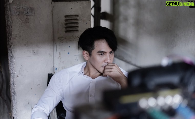Thanawat Wattanaputi Instagram - ขอบคุณ Transformation films เเละพี่ใหม่ ภวัต นะคับ ที่มอบ บทบาทที่ดีเเละมองเห็นงานศิลปะ ของผม ทำงานสนุกมาก หนังออกมาสนุก เเละเก็บรายละเอียดของนักเเสดงทุกคนออกมาดี ขอบคุณครับ #เฮ้ยลูกเพ่นี่ลูกพ่อ 🥰🥳😘