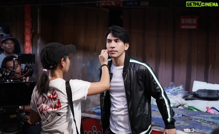 Thanawat Wattanaputi Instagram - ขอบคุณ Transformation films เเละพี่ใหม่ ภวัต นะคับ ที่มอบ บทบาทที่ดีเเละมองเห็นงานศิลปะ ของผม ทำงานสนุกมาก หนังออกมาสนุก เเละเก็บรายละเอียดของนักเเสดงทุกคนออกมาดี ขอบคุณครับ #เฮ้ยลูกเพ่นี่ลูกพ่อ 🥰🥳😘