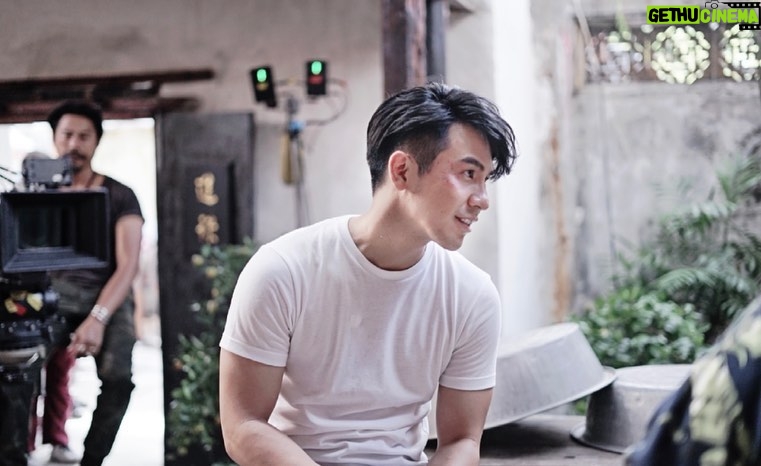Thanawat Wattanaputi Instagram - ขอบคุณ Transformation films เเละพี่ใหม่ ภวัต นะคับ ที่มอบ บทบาทที่ดีเเละมองเห็นงานศิลปะ ของผม ทำงานสนุกมาก หนังออกมาสนุก เเละเก็บรายละเอียดของนักเเสดงทุกคนออกมาดี ขอบคุณครับ #เฮ้ยลูกเพ่นี่ลูกพ่อ 🥰🥳😘