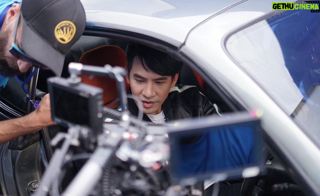 Thanawat Wattanaputi Instagram - ขอบคุณ Transformation films เเละพี่ใหม่ ภวัต นะคับ ที่มอบ บทบาทที่ดีเเละมองเห็นงานศิลปะ ของผม ทำงานสนุกมาก หนังออกมาสนุก เเละเก็บรายละเอียดของนักเเสดงทุกคนออกมาดี ขอบคุณครับ #เฮ้ยลูกเพ่นี่ลูกพ่อ 🥰🥳😘