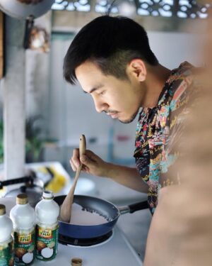 Thanawat Wattanaputi Instagram - ถึงหน้าไม่ให้ เเต่ก็พอทำอาหารเป็นน้าาาจ้า(แต่ไม่รู้กินได้ไหมอิๆๆ)