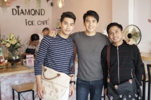 Thanawat Wattanaputi Instagram - ร้านน้องเปิดใหม่ ไปกินกัน อร่อยยยยเว้อ😋😛 @phet_thakrit