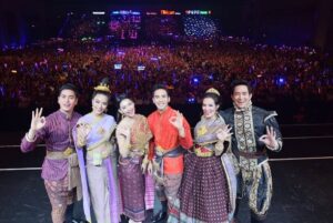 Thanawat Wattanaputi Instagram - จะเก็บไว้ในความทรงจำ 😍ขอบคุณแฟนๆทุกคนเลยน้าคราบ ที่มาชมกัน พวกเราสนุกมาก ที่เห็นทุกคนมีความสุข ขอบคุณในความรักจากเเฟนคลับที่มีให้มาอย่างยาวนาน ขอบคุณมากๆจริงๆครับ 感謝前來泰國的中國人。  我愛你😘😍