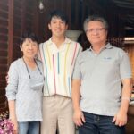 Thanawat Wattanaputi Instagram - ขอบคุณหม่อมกมลา ยุคล ครับ พามาทานข้าว ร้านไก่ย่างเสือใหญ่สาขาวัดพระศรีบางเขน อร่อยฝุดๆ🥰🤤 บรรยากาศดีมาก (ผู้ใหญ่คนเเรกที่ให้โอกาสผมได้เข้าเป็นนักเเสดง จนทุกวันนี้ ❤️)