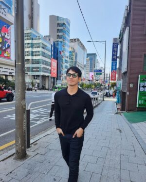 Thanawat Wattanaputi Instagram - เหม่อรอดู อะไรน้า … คืนนี้
