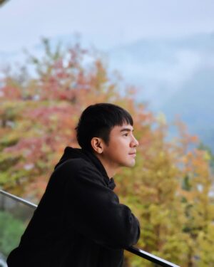 Thanawat Wattanaputi Instagram - เหม่อรอดู อะไรน้า … คืนนี้