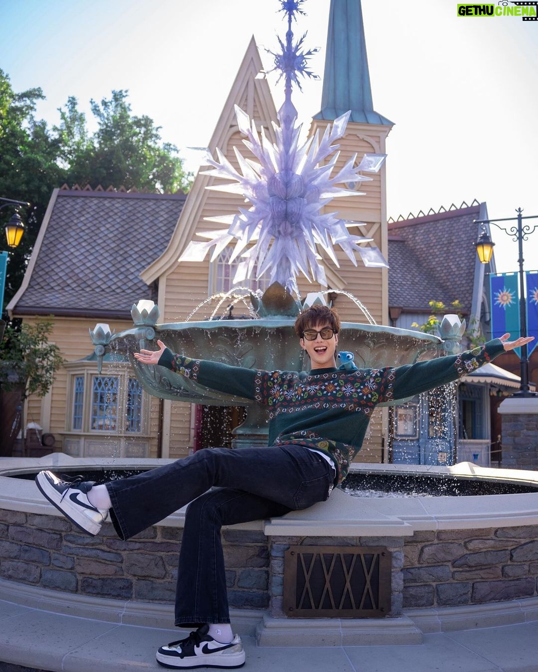 Thanayut Thakoonauttaya Instagram - It was lovely spending time together there. Such a wonderful moment. 🥰 #HKDisneyland @hkdisneyland #Momentous #LoveTheMemory #CastleOfMagicalDreams #LetItGo #WorldOfFrozen Hongkong Disneyland
