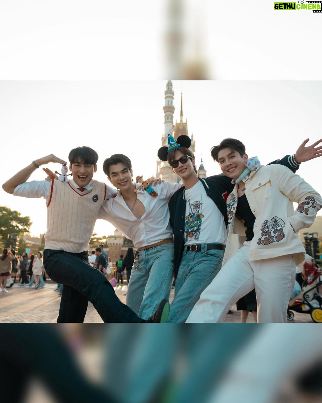 Thanayut Thakoonauttaya Instagram - It was lovely spending time together there. Such a wonderful moment. 🥰 #HKDisneyland @hkdisneyland #Momentous #LoveTheMemory #CastleOfMagicalDreams #LetItGo #WorldOfFrozen Hongkong Disneyland