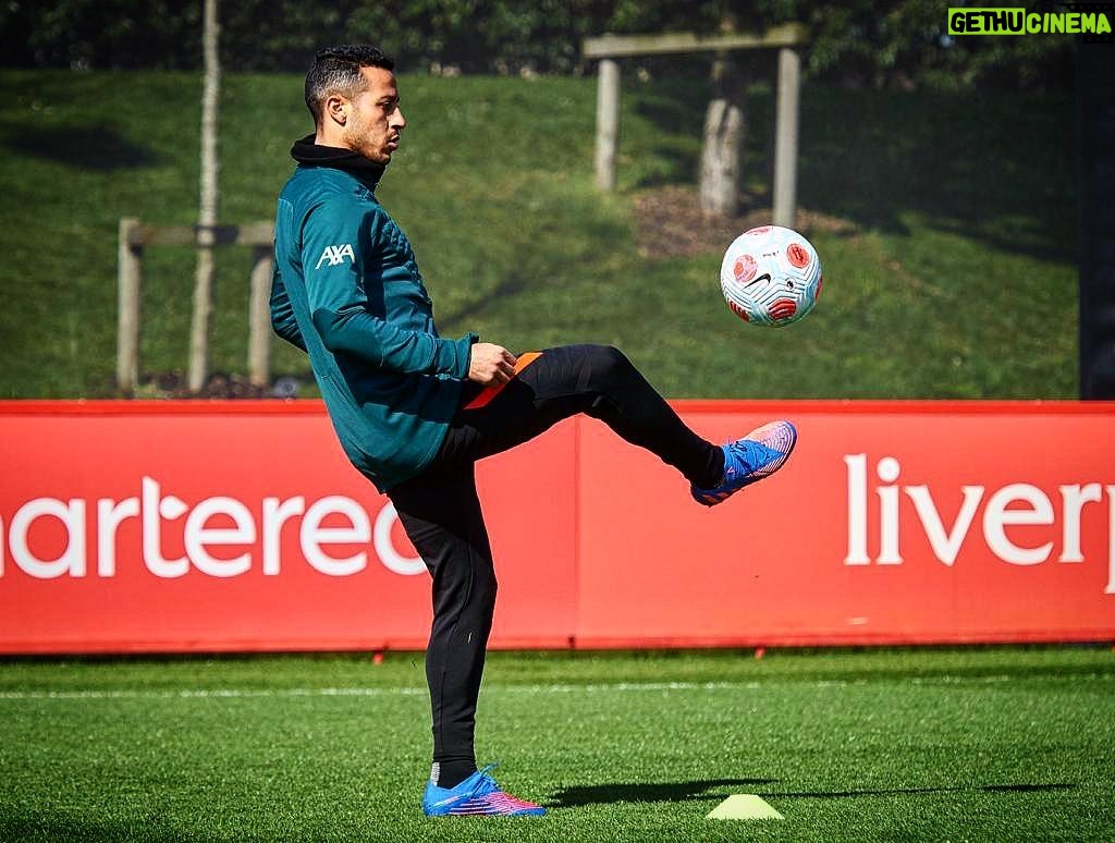 Thiago Alcántara Instagram - Massive April. Let’s enjoy! ⚽️ #YNWA