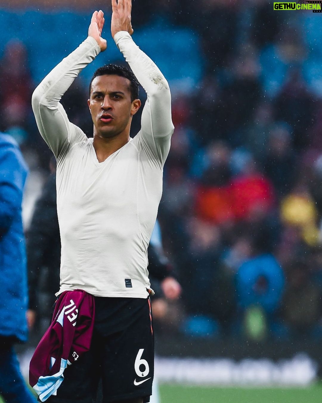 Thiago Alcántara Instagram - away W 👏 #YNWA
