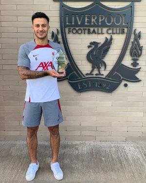 Thiago Alcántara Instagram - Me and our @alcantarafound we are very proud to be recognised as a PFA Community Champion. @the_pfa @thelfcfoundation