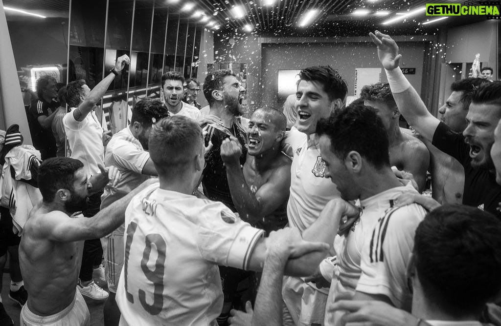 Thiago Alcántara Instagram - disfrutar de cada momento. #TeamSpirit 🇪🇸 @sefutbol