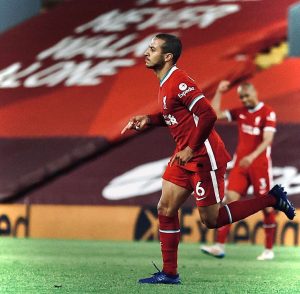 Thiago Alcántara Instagram - first in Red 😍 #YNWA