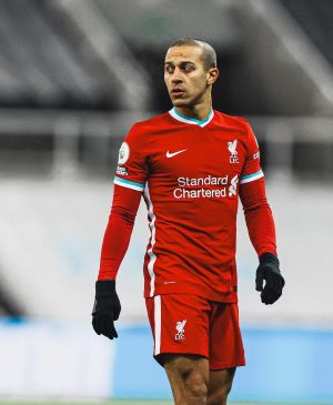 Thiago Alcántara Instagram - Back on track. Time to move on. Up the reds! 💪🏾🔴 #YNWA