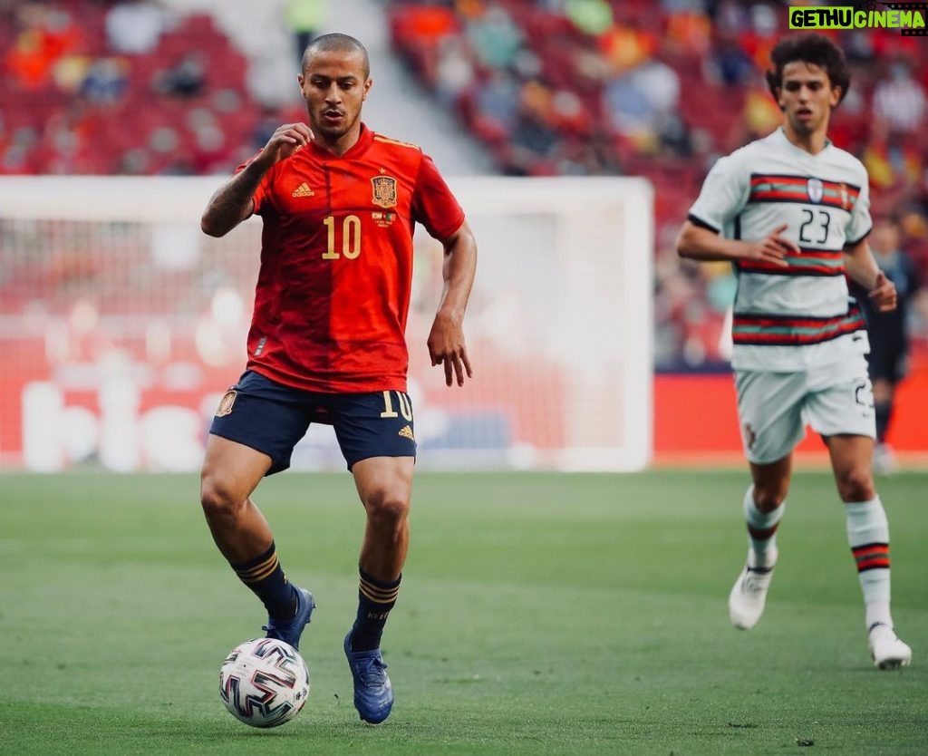 Thiago Alcántara Instagram - Bonito teneros de vuelta, afición 👏 seguimos @sefutbol 🇪🇸! #SomosEspaña #Euro2020 Estadio Metropolitano