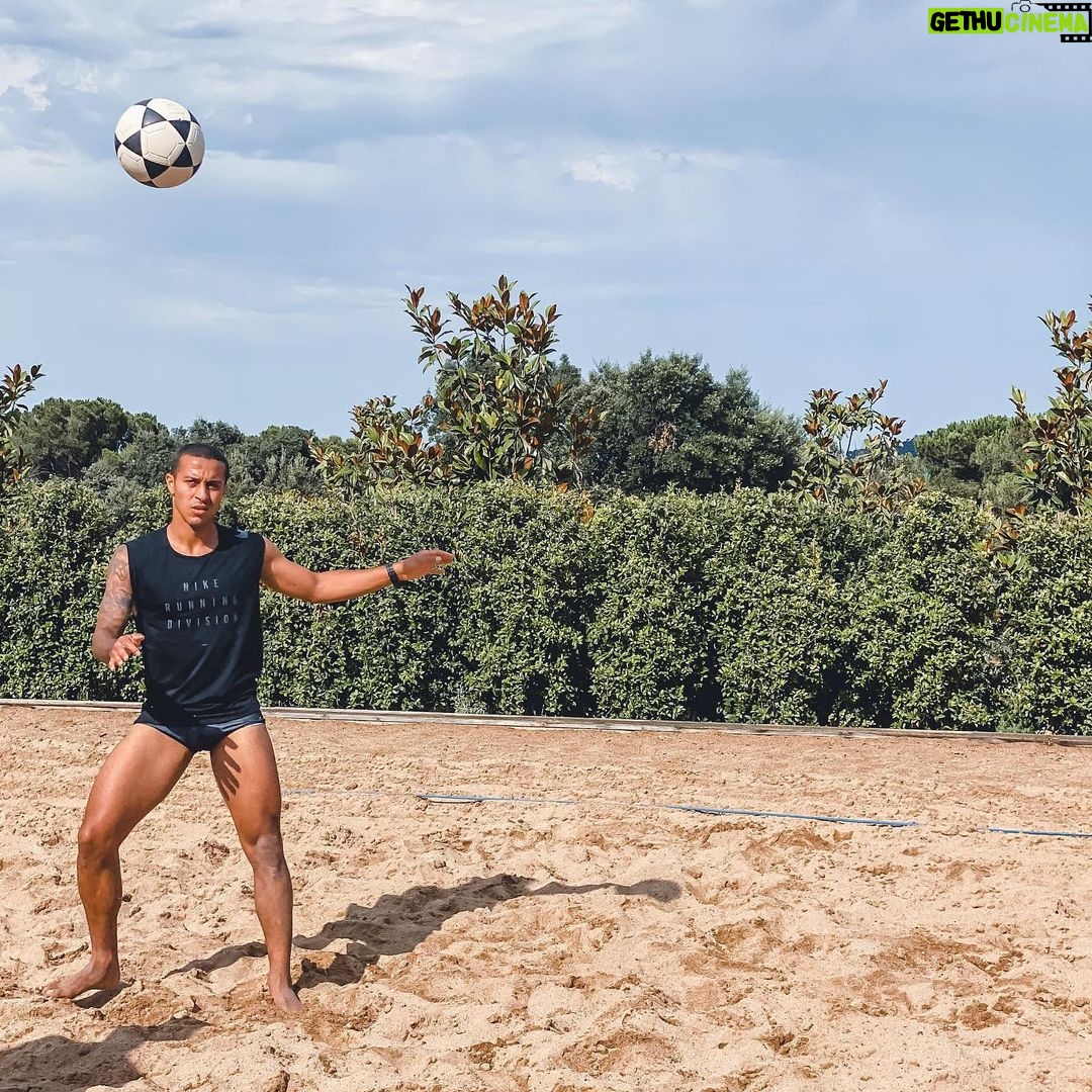 Thiago Alcántara Instagram - futevólei ☄️⚽️