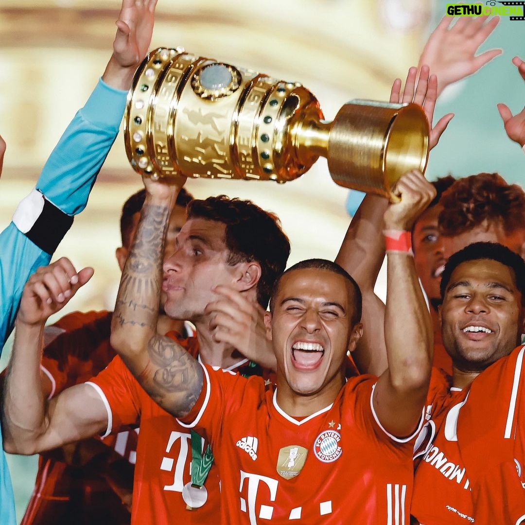 Thiago Alcántara Instagram - That Feeling. 😍🎉🏆 #MiaSanMia Olympiastadion Berlin