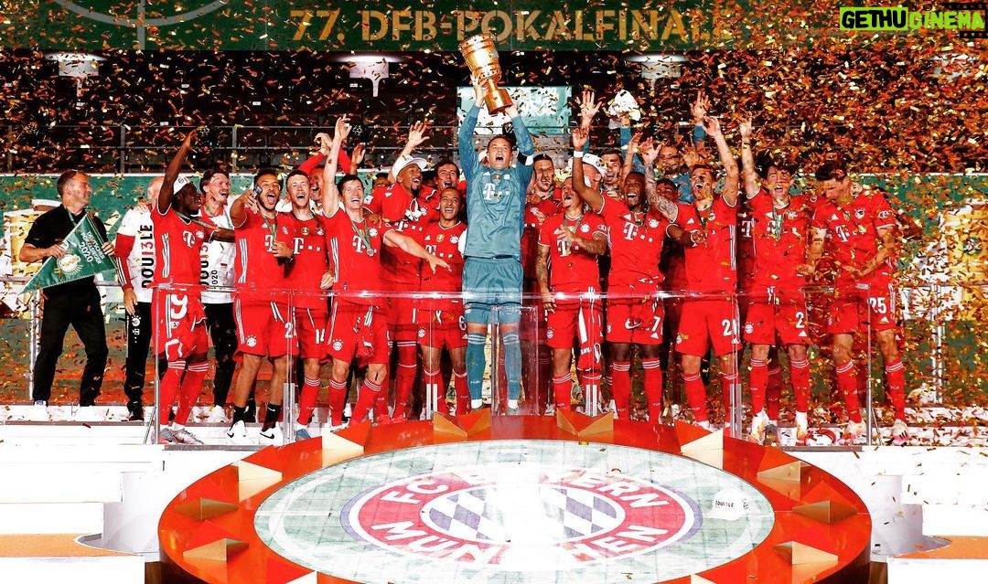 Thiago Alcántara Instagram - TEAM 🤩 Pokal CHAMPIONS!!!! 🎉🏆 #MiaSanMia Olympiastadion Berlin