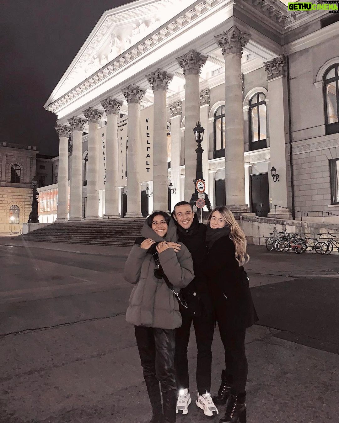 Thiago Alcántara Instagram - Ellas. 🤷🏽♂️ y Múnich 🏛 @alcantarathaisa @juliavigas Max-Joseph-Platz