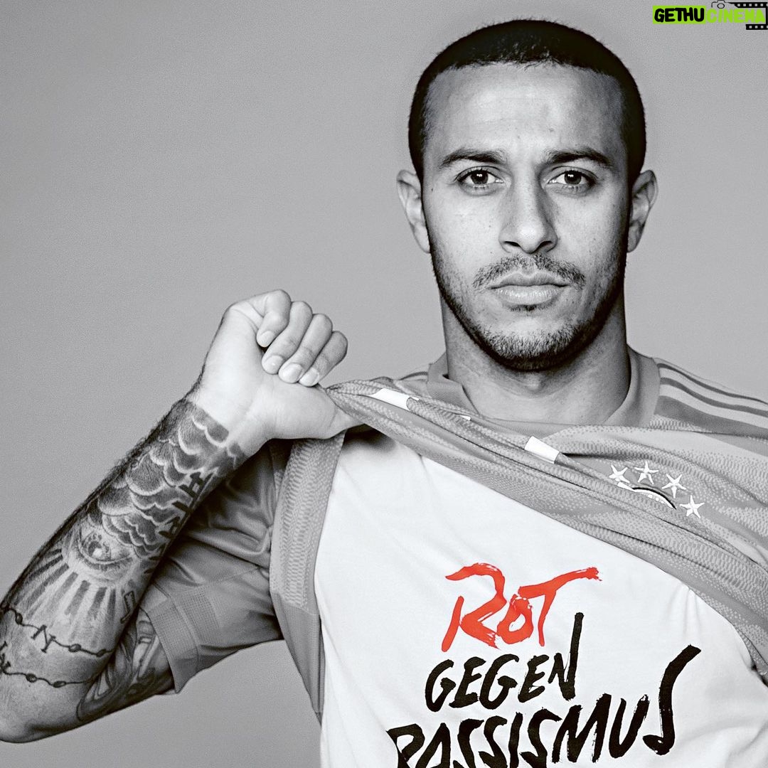 Thiago Alcántara Instagram - Racism makes me angry and sad. Democracy means living together in tolerance. It's about not excluding anyone. It's about letting everyone participate in our world. #rotgegenrassismus @fcbayern