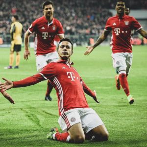 Thiago Alcántara Instagram - The best partners to create these memories. FCBayern fans, teammates, and everyone involved... Danke!!! #MiaSanMia 🤜🏽🤛

Die besten Partner, um solch schöne Erinnerungen zu schaffen. FC-Bayern- Fans, Teamkollegen und alle beteiligten Akteure... Danke!!! #MiaSanMia 🔴⚪️