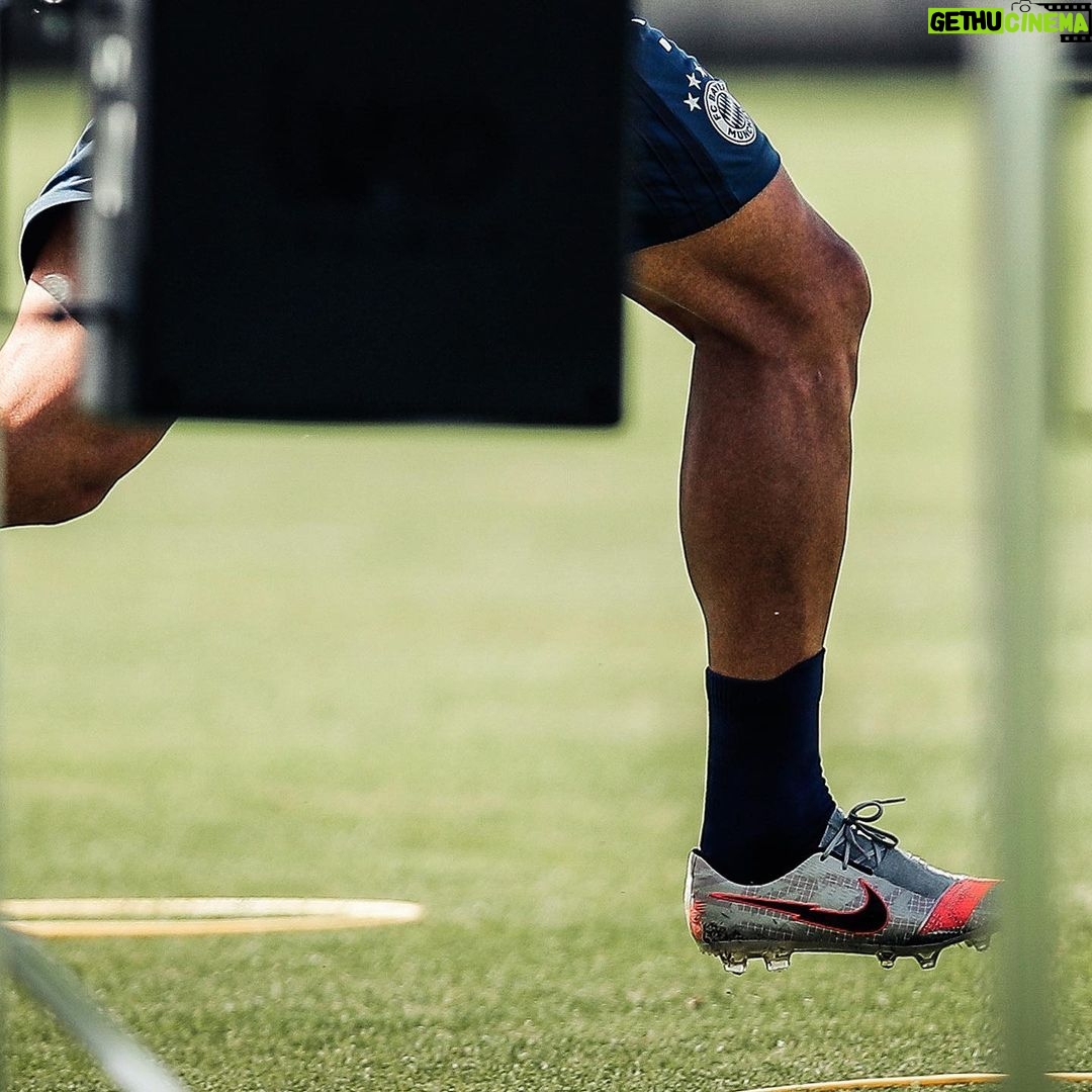 Thiago Alcántara Instagram - back with #NeighborhoodPack 🔥#TeamNike @nikefootball