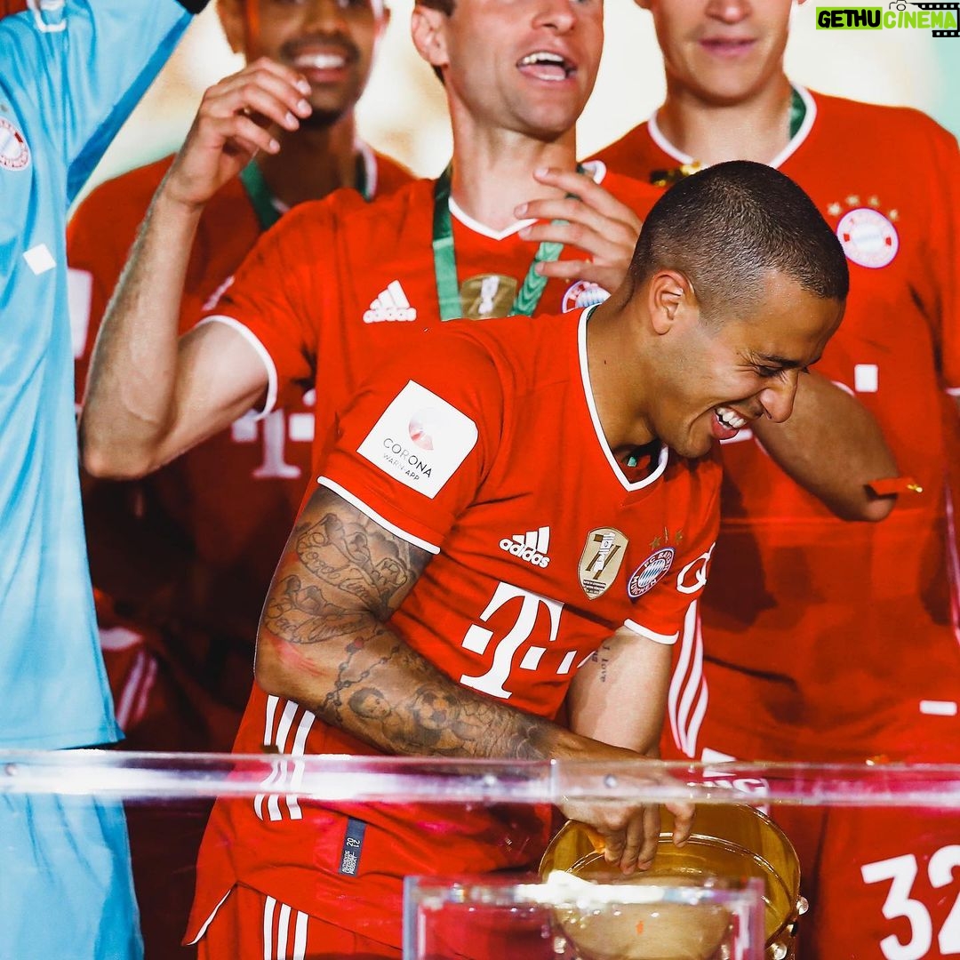 Thiago Alcántara Instagram - That Feeling. 😍🎉🏆 #MiaSanMia Olympiastadion Berlin
