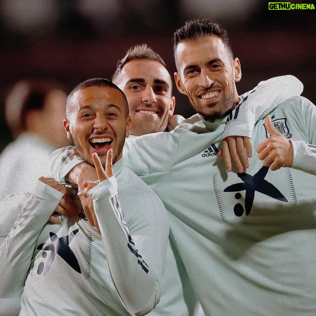 Thiago Alcántara Instagram - 😆✌🏼 @paco93alcacer @5sergiob @sefutbol ⚽️🇪🇸 Ciudad del Fútbol de las Rozas