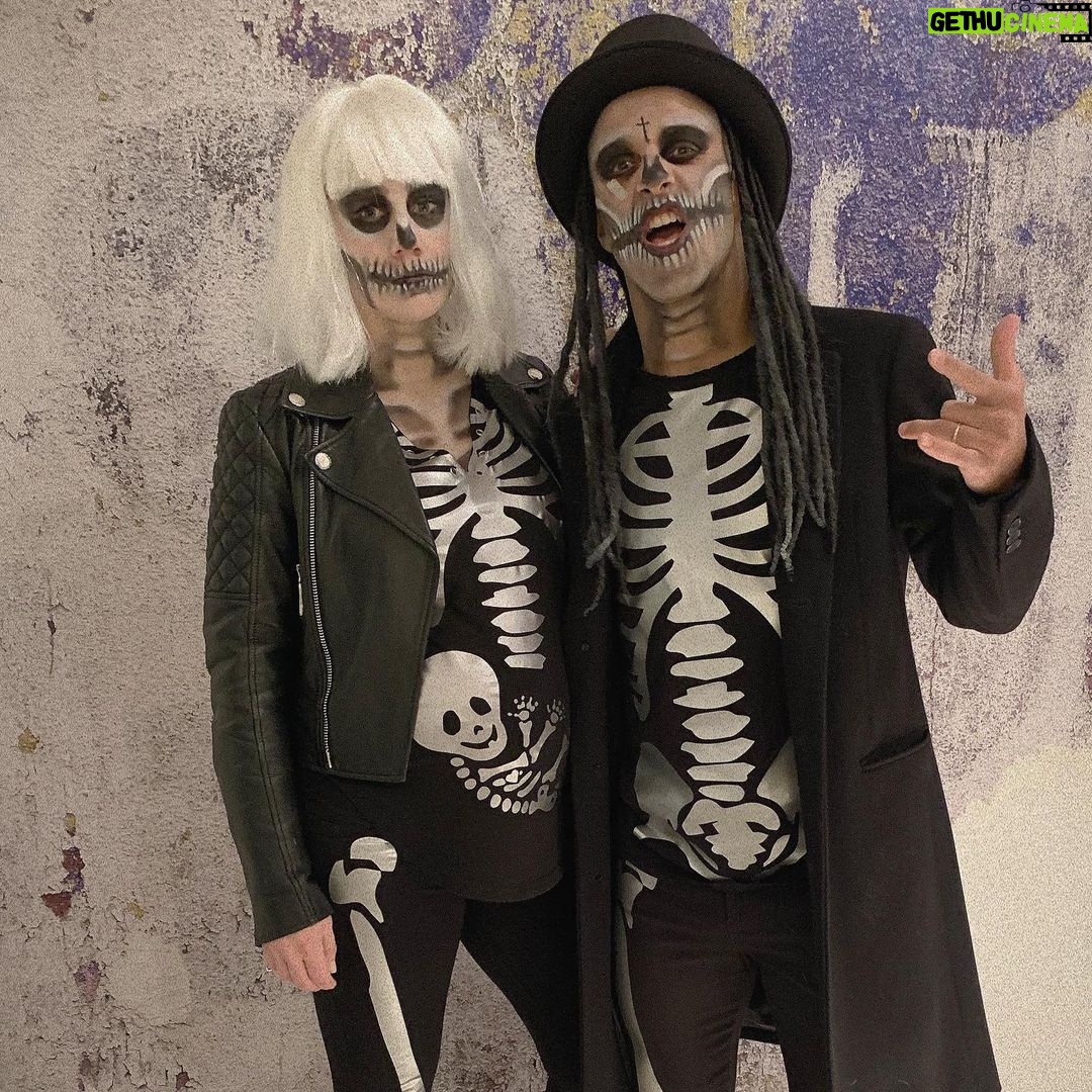 Thiago Alcántara Instagram - Trick or treat? 🎃🔥#HalloweenFCBayern with @juliavigas