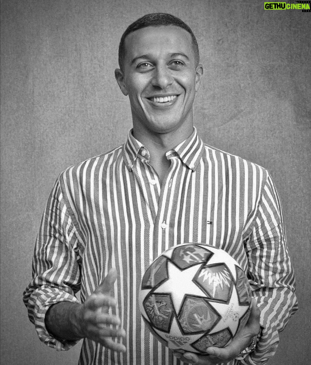 Thiago Alcántara Instagram - #Ad. Game Time! Choose your favorite @tommyhilfiger watch to kick off the autumn season with the greatest style. #TommyHilfiger #TommyHilfigerWatches