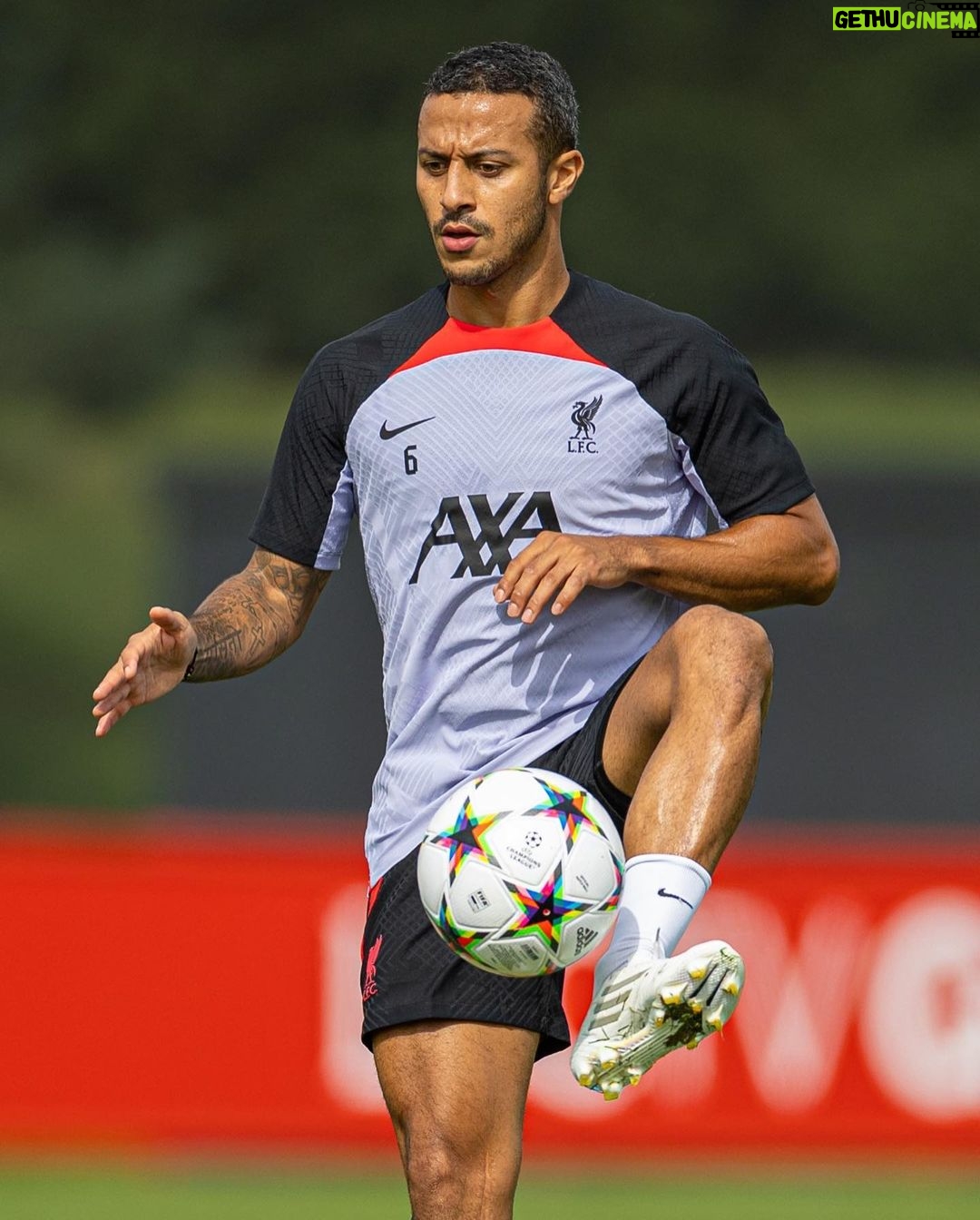 Thiago Alcántara Instagram - Training time 💪🔴 #LFC #LiverpoolFC #UCL AXA Training Centre