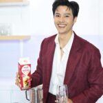 Thiti Mahayotaruk Instagram - วันนี้แบงค์ได้มีโอกาสมาร่วมงานเปิดตัวสินค้าใหม่จากทางเมจิ “เมจิ มิกซ์มิลค์” นมมิกซ์พร้อมใช้ครั้งแรกในรูปแบบพาสเจอร์ไรส์ และได้ร่วมทำ Workshop ลองชงเครื่องดื่ม ใช้แล้วสะดวก และลดขั้นตอนการชงเครื่องดื่ม ตอบโจทย์บาริสต้าที่ร้านมากๆ ครับ ตอนนี้ไม่ต้องเสียเวลาในการมิกซ์นมเอง บอดี้ก็เข้มข้น ได้รสชาติที่กลมกล่อม หาซื้อได้ที่ Makro ทุกสาขา หรือ ตัวแทนจำหน่ายทั่วประเทศ​ครับ #เมจิมิกซ์มิลค์ #MeijiMixedformore #CPMeijiforBarista #MeijiComMilknity #MeijiMixedMilk