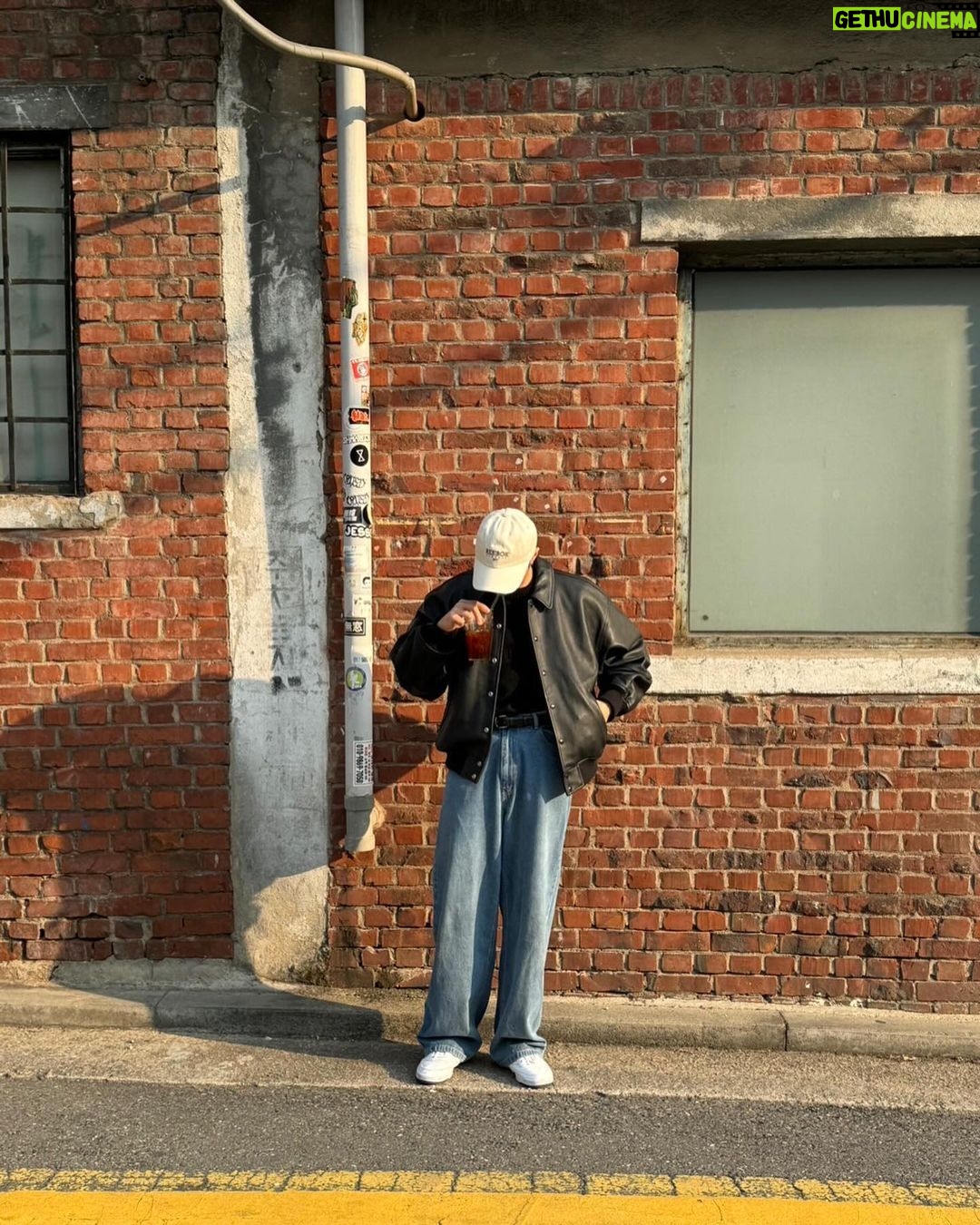 Thiti Mahayotaruk Instagram - My first day in Seoul พบกับรองเท้า Reebok Club C Revenge รุ่นคลาสสิค ที่ออกแบบโดยศิลปิน Tyrrell Winston ชาวนิวยอร์ค ด้วยดีไซน์เรียบหรู สะอาดตา วัสดุทำจากหนัง พรีเมี่ยม #ClubCRevengexTyrelWinston #ReebokTH #ReebokThailand