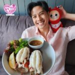 Thiti Mahayotaruk Instagram - Valentine ปีนี้มาส่งมอบความ fresh ให้กับคนพิเศษของเรากันดีกว่าาาา กับ Valentine‘s Premium Set มีทั้ง หางแคนาเดียนล็อบเตอร์อบเนย 2 หาง น้องตุ๊กตาล็อบเตอร์ 1 ตัว และ เมนูสุดพิเศษ คาโบนาร่ากุ้งกรอบ เชสดาร์ชีสไข่ลาวา ทั้งหมดนี้แค่ 1,190 บาท(จากปกติ1,990) สามารถสั่งซื้อได้ที่ Line: @qfresh จองได้ตั้งแต่ วันที่ 7 – 13 ก.พ. 67 #Qfresh #QfreshFreshlyInLove #บอกรักด้วยอาหารทะเลQfresh