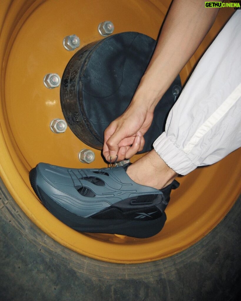 Thiti Mahayotaruk Instagram - Great power can comes ia a form of a little step. Floatride Energy Argus X รองเท้ารุ่นใหม่จาก Reebok ดีไซน์ล้ำสมัย โดดเด่น ด้วย TPU shield และมาพร้อมกับประสิทธิภาพของพื้นรองเท้าวิ่ง Floatride Energy Foam ที่มีน้ำหนักเบาเป็นพิเศษ ทำให้สวมใส่สบายในทุกย่างก้าว วางจำหน่ายแล้วที่ร้าน Reebok ทุกสาขา หรือ add Line: @ReebokThailand จัดส่งฟรีทั่วประเทศ #FloatrideEnergyArgusX #ArgusX #ReebokThailand #ReebokTH