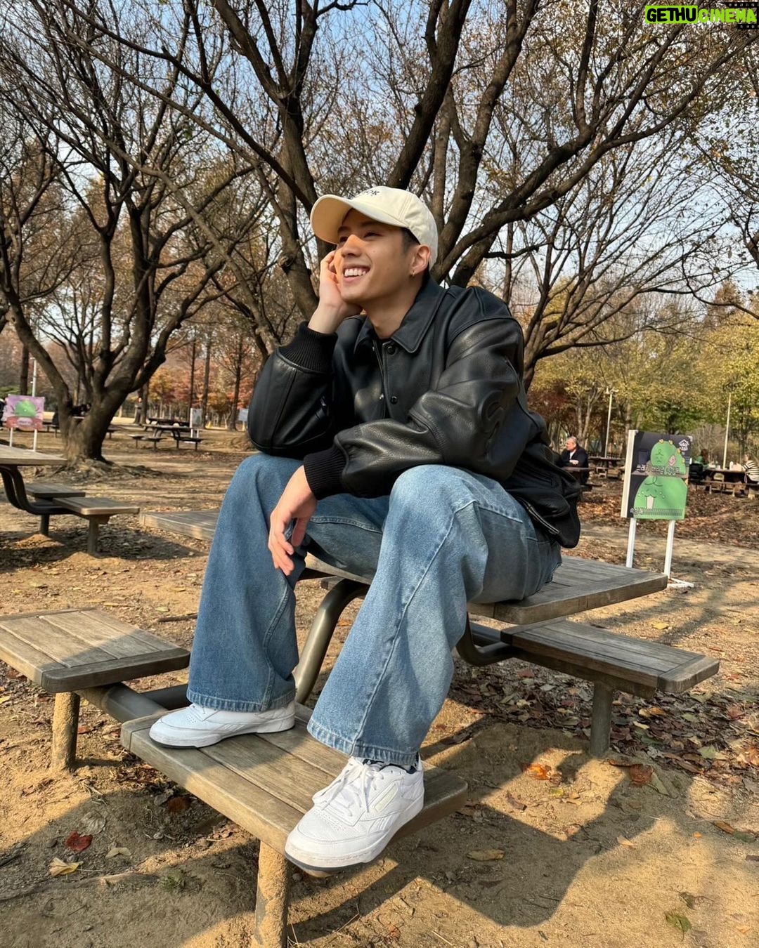 Thiti Mahayotaruk Instagram - My first day in Seoul พบกับรองเท้า Reebok Club C Revenge รุ่นคลาสสิค ที่ออกแบบโดยศิลปิน Tyrrell Winston ชาวนิวยอร์ค ด้วยดีไซน์เรียบหรู สะอาดตา วัสดุทำจากหนัง พรีเมี่ยม #ClubCRevengexTyrelWinston #ReebokTH #ReebokThailand