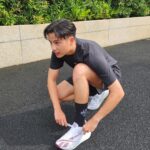 Thiti Mahayotaruk Instagram - เร็วกว่านี่ก็ The flash แล้วครับบ 💨 Reebok Floatride Energy X รองเท้าที่ออกแบบมาเพื่อการวิ่งมาราธอน และการวิ่งระยะไกล โดดเด่นด้วย Carbon Fiber Plate ที่ช่วยเพิ่มแรงขับและประสิทธิภาพในการวิ่ง ผสานกับ Floatride Energy Foam ที่โค้งงอเพื่อความเร็ว และช่วยลด แรงกระแทกระหว่างวิ่ง #FloatrideEnergyX #Floatride #ReebokTH #ReebokThailand