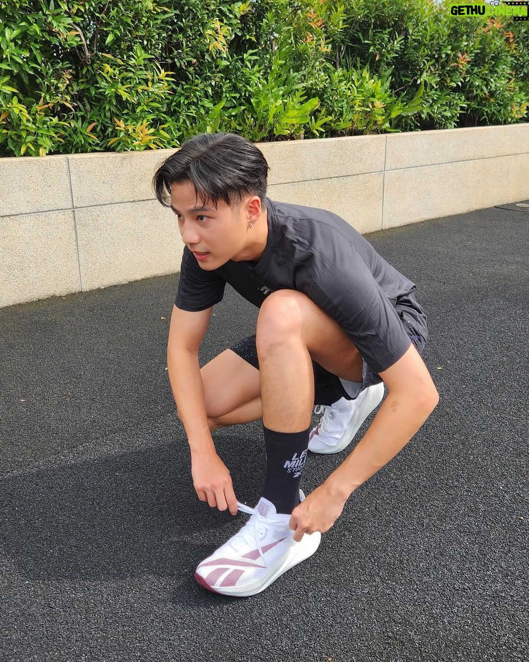 Thiti Mahayotaruk Instagram - เร็วกว่านี่ก็ The flash แล้วครับบ 💨 Reebok Floatride Energy X รองเท้าที่ออกแบบมาเพื่อการวิ่งมาราธอน และการวิ่งระยะไกล โดดเด่นด้วย Carbon Fiber Plate ที่ช่วยเพิ่มแรงขับและประสิทธิภาพในการวิ่ง ผสานกับ Floatride Energy Foam ที่โค้งงอเพื่อความเร็ว และช่วยลด แรงกระแทกระหว่างวิ่ง #FloatrideEnergyX #Floatride #ReebokTH #ReebokThailand