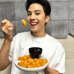 Thiti Mahayotaruk Instagram - Refill’s Party! 🎉🎊🎁 เมนูง่ายๆแต่อร่อยยริง!กุ้งทอด Qfresh สะอาด สะดวก สามารถเข้าหม้อทอดแล้วใช้เวลาไม่ถึง 10 นาที เหมาะกับปาร์ตี้สุดๆ กุ้งเต็มๆ คำประหยัดเวลาแถมมีน้ำจิ้มให้ในซอง อร่อยฟินได้ทันที ตอนนี้มีโปรสุดพิเศษ กุ้งกรอบ และกุ้งเชดดาร์และครีมชีส ลดราคาพิเศษเพียงซองละ 99 บาทเท่านั้นซื้อได้แล้วที่ห้างสรรพสินค้าและ Qfresh online #Qfresh #คิวเฟรชกรอบอร่อยไม่มีกร่อย