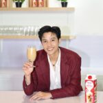 Thiti Mahayotaruk Instagram - วันนี้แบงค์ได้มีโอกาสมาร่วมงานเปิดตัวสินค้าใหม่จากทางเมจิ “เมจิ มิกซ์มิลค์” นมมิกซ์พร้อมใช้ครั้งแรกในรูปแบบพาสเจอร์ไรส์ และได้ร่วมทำ Workshop ลองชงเครื่องดื่ม ใช้แล้วสะดวก และลดขั้นตอนการชงเครื่องดื่ม ตอบโจทย์บาริสต้าที่ร้านมากๆ ครับ ตอนนี้ไม่ต้องเสียเวลาในการมิกซ์นมเอง บอดี้ก็เข้มข้น ได้รสชาติที่กลมกล่อม หาซื้อได้ที่ Makro ทุกสาขา หรือ ตัวแทนจำหน่ายทั่วประเทศ​ครับ #เมจิมิกซ์มิลค์ #MeijiMixedformore #CPMeijiforBarista #MeijiComMilknity #MeijiMixedMilk