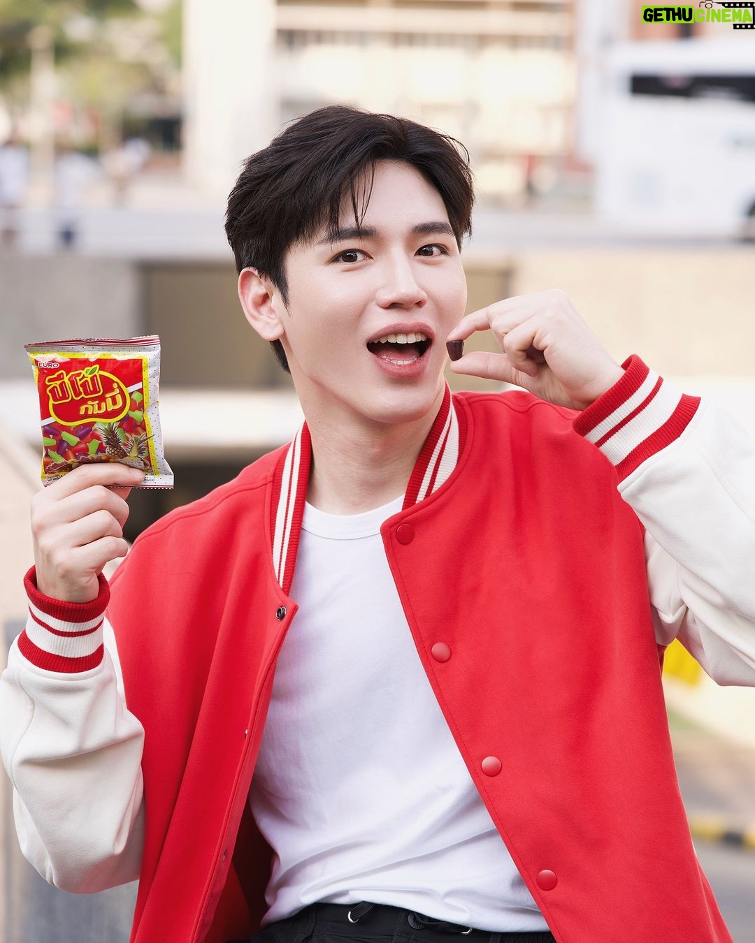 Thitipoom Techa-apaikhun Instagram - 😋ทุกคนค้าบบบบ วันนี้นิวมากับขนมคู่ใจที่จะได้เคี้ยวเพลินๆ ไปกับ ปีโป้ กัมมี่ ขนมกัมมี่รสผลไม้แท้ อร่อยฟินเหมือน “ปีโป้” แต่มาในแบบ “กัมมี่” เนื้อหนึบๆ นุ่มๆ เด้งดิ้ง เด้งดิ้ง หน้าตาน่ารักน่ากิน อย่าลืมไปลองกันเยอะๆ นะค้าบบบบบ ปีโป้-กัมมี่ เคี้ยวสนุก..เคี้ยวอร่อย 💗💜🧡❤️ 🙋🏻ใครอยากลอง เคี้ยวสนุก..เคี้ยวอร่อย กับ ปีโป้กัมมี่ แบบนิวสามารถ ซื้อได้ที่ 7-11, ซุปเปอร์มาร์เก็ต และร้านค้าทั่วไปได้เลยนะค้าบบบบบบบบ #ปีโป้กัมมี่ #เคี้ยวสนุกเคี้ยวอร่อย #pipogummyfill
