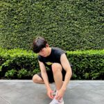 Thitipoom Techa-apaikhun Instagram - เป็นครั้งแรกในชีวิตที่ลองสั่งรองเท้าวิ่งมาเพราะเค้าบอกกันว่ามันจะช่วยการวิ่งให้ดีขึ้น ที่ผ่านมาไม่เคยเชื่อคำนี้ปกติใส่พวก ultraboots ก็ว่านุ่มสบายแล้ว พอได้ลองรองเท้าวิ่งจริงๆเท่านั้นแหละโอ้โห เหมือนรองเท้าตี+9 วิ่งเร็วขึ้นเยอะ (ไม่รู้คิดไปเองทั้ยแต่ปกติวิ่งช้าๆชิวๆแบบไม่เหนื่อย Pace 7.3 แต่พอใส่รองเท้าวิ่งวิ่งชิวๆได้ Pace 6.0) รวมถึงตอน spint ก็ไม่เกิดความร้อนที่ปลายเท้า ถ้าเป็นรองเท้าที่ใส่เดินเล่นนะ เท้าบวมไปแล้ว😂 ใครไม่เคยลองนิวว่าลองใส่รองเท้าสำหรับวิ่งดู แล้วจะว๊าวว😀 อันที่ใส่นี้เป็น Adizero Prime X 2 Strung ของ @adidas และเสื้อจาก @jaojack
