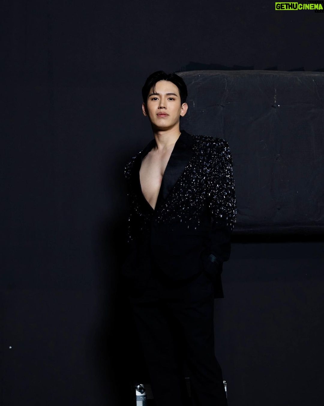 Thitipoom Techa-apaikhun Instagram - WibWub #GMMTV2024Part1 @versace @tiffanyandco